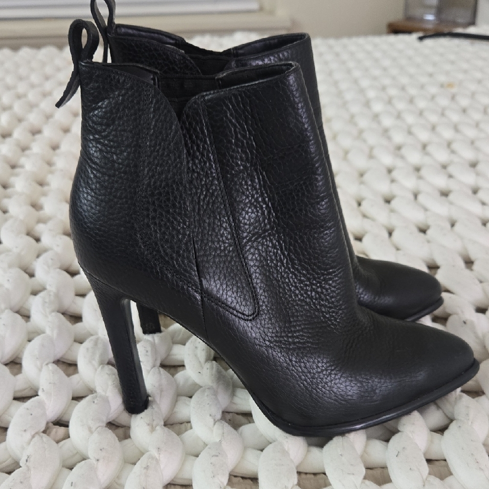 Kendall & Kylie Black Textured Heeled Boots